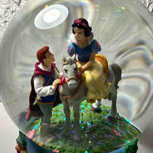 Disney Enesco Snow White Seven Dwarfs "I Love You Truly" Snow Globe - Picture 4 of 8